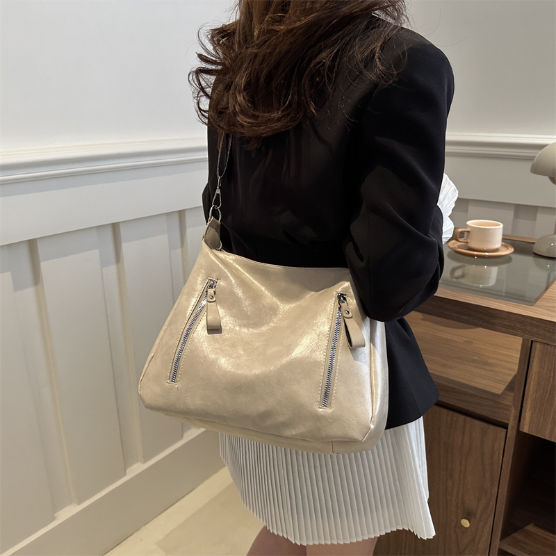 Women's Classic Style Solid Color Pu Leather Shopping Bags display picture 3