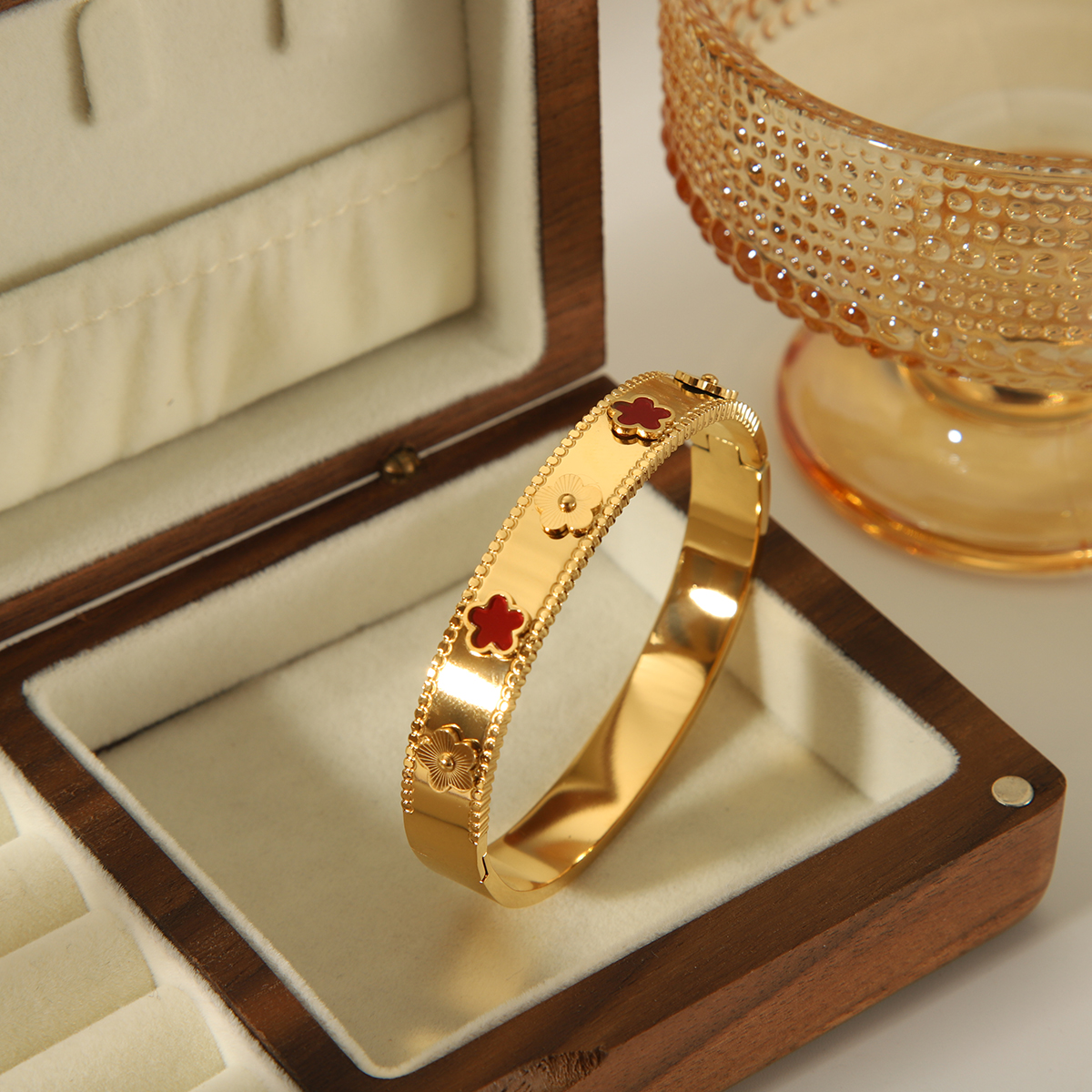 304 Stainless Steel 18K Gold Plated Vintage Style Simple Style Enamel Plating Petal Bangle display picture 2