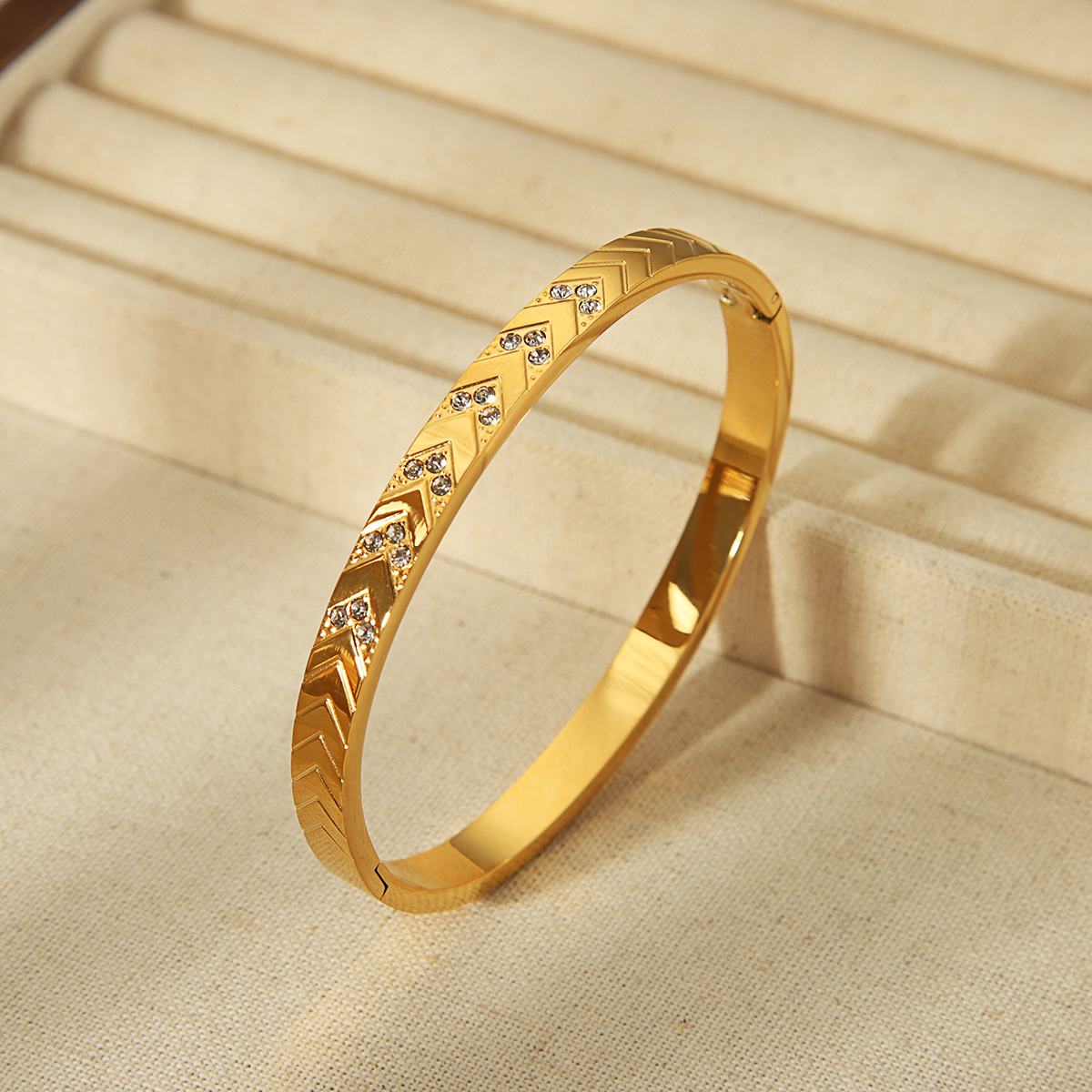 304 Stainless Steel 18K Gold Plated Vintage Style Simple Style Commute Inlay Solid Color Zircon Bangle display picture 1