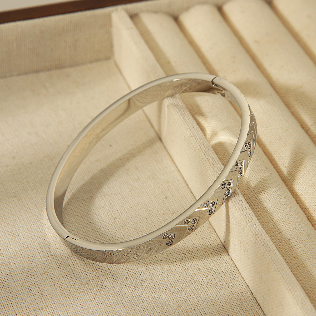 304 Stainless Steel 18K Gold Plated Vintage Style Simple Style Commute Inlay Solid Color Zircon Bangle display picture 3