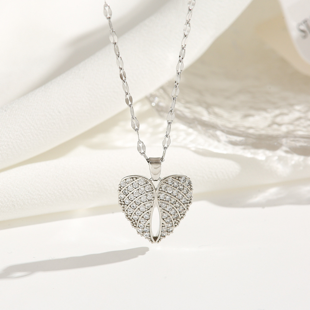 Wholesale Exaggerated Shiny Heart Shape Wings Titanium Steel Copper Inlay Zircon Pendant Necklace display picture 4