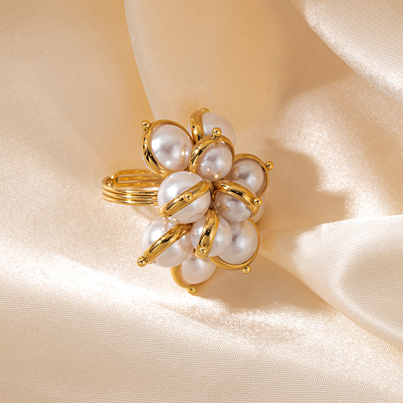 Elegant Lady Classic Style Flower 304 Stainless Steel Gold Plated Artificial Pearls Rings In Bulk display picture 1