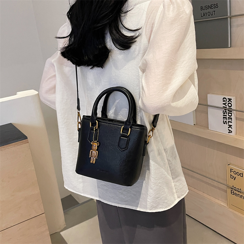 Women's Medium Pu Leather Solid Color Classic Style Streetwear Sewing Thread Zipper Bucket Bag display picture 1