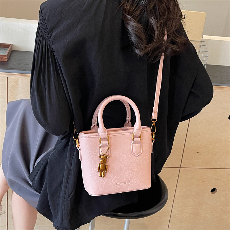 Women's Medium Pu Leather Solid Color Classic Style Streetwear Sewing Thread Zipper Bucket Bag display picture 3