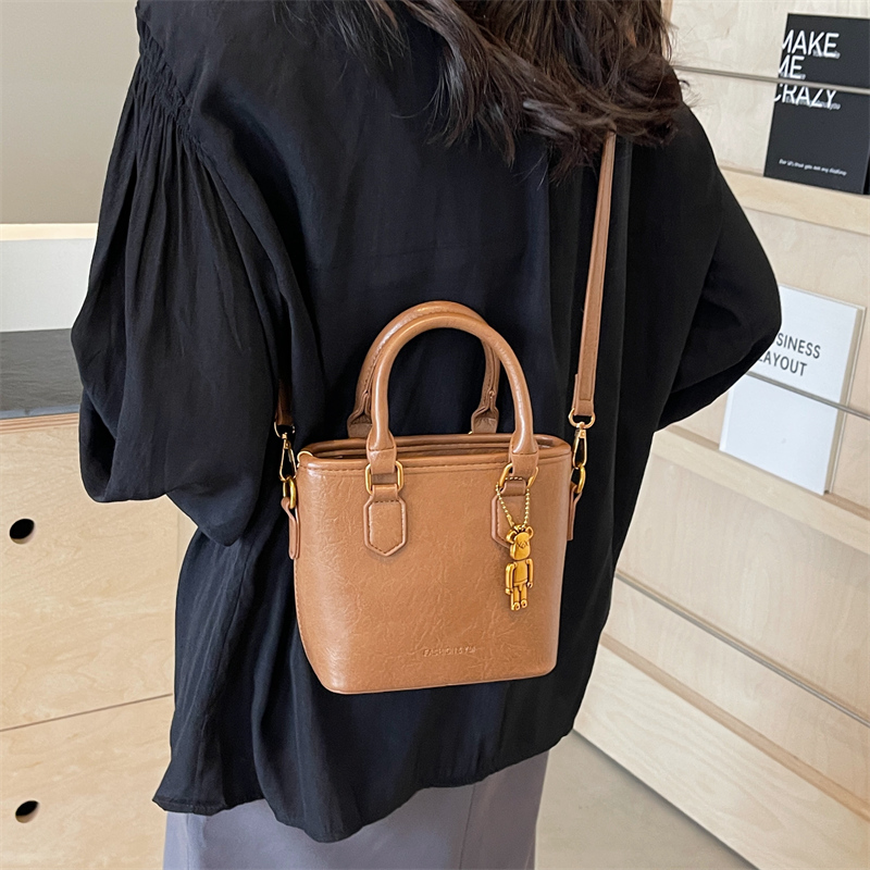 Femmes Moyen Faux Cuir Couleur Unie Style Classique Vêtement De Rue Fil À Coudre Fermeture Éclair Sac Seau display picture 9