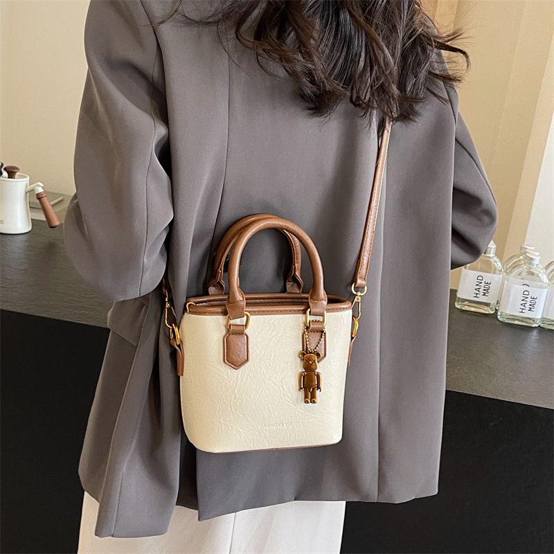 Women's Medium Pu Leather Solid Color Classic Style Streetwear Sewing Thread Zipper Bucket Bag display picture 10