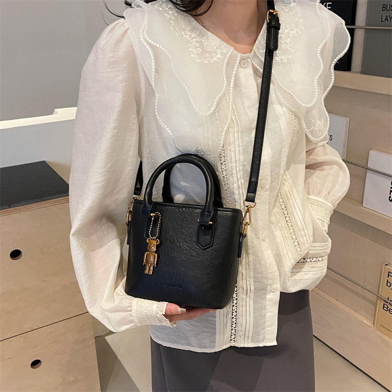Women's Medium Pu Leather Solid Color Classic Style Streetwear Sewing Thread Zipper Bucket Bag display picture 6