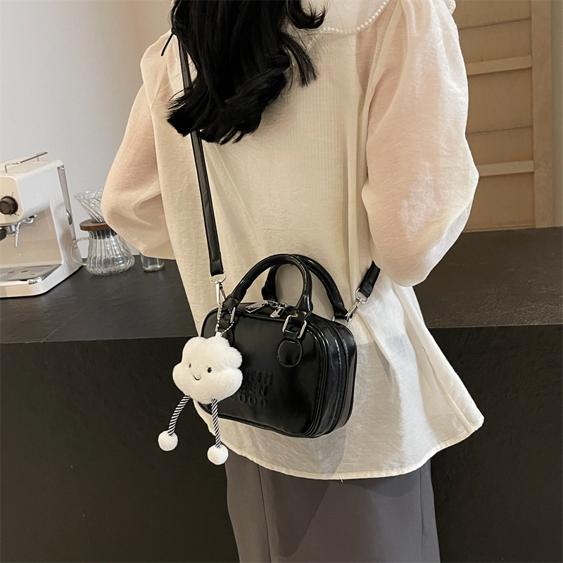 Women's Medium Pu Leather Letter Solid Color Basic Classic Style Zipper Square Bag display picture 4