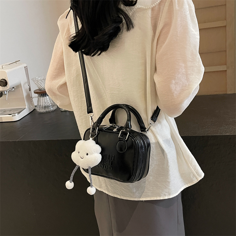 Women's Medium Pu Leather Letter Solid Color Basic Classic Style Zipper Square Bag display picture 6