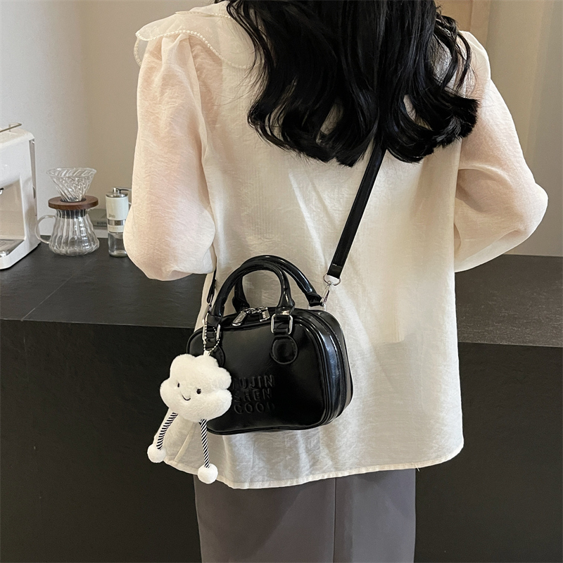 Femmes Moyen Faux Cuir Lettre Couleur Unie De Base Style Classique Fermeture Éclair Sac Carré display picture 5