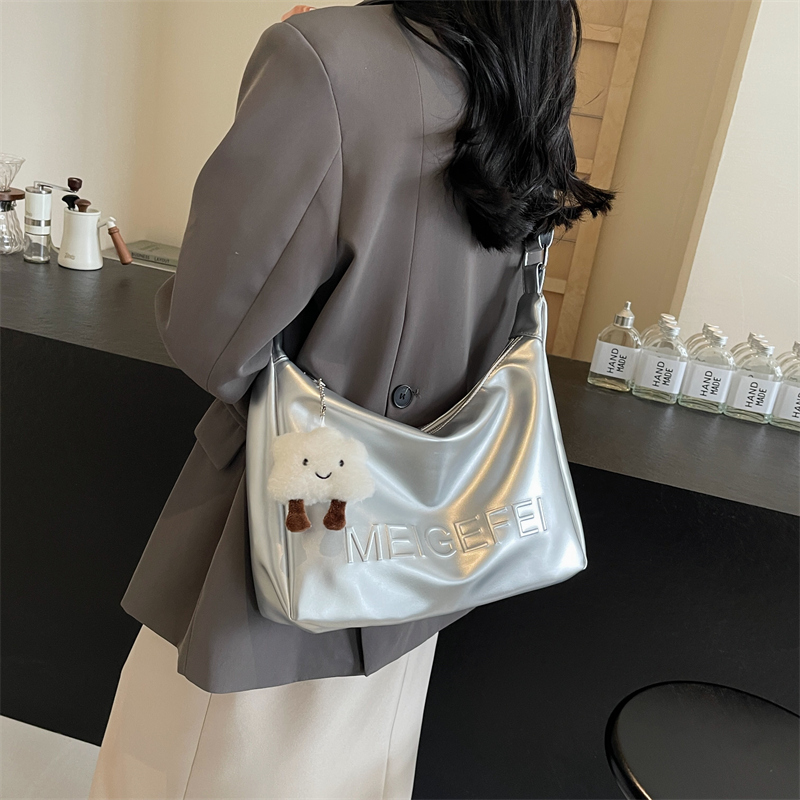 Femmes Grande Faux Cuir Lettre Couleur Unie De Base Style Classique Fermeture Éclair Sac À Main display picture 19