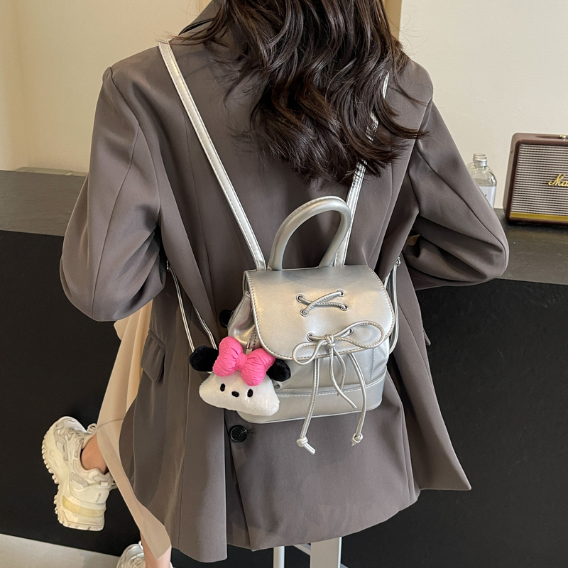 Frau Mittel Pu-Leder Einfarbig Klassischer Stil Strassenmode Flip-Cover Modischer Rucksack display picture 3