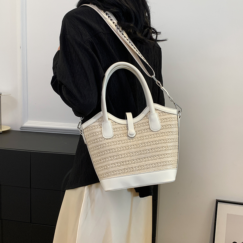 Women's Medium Straw Solid Color Vacation Classic Style Weave Zipper Tote Bag display picture 12