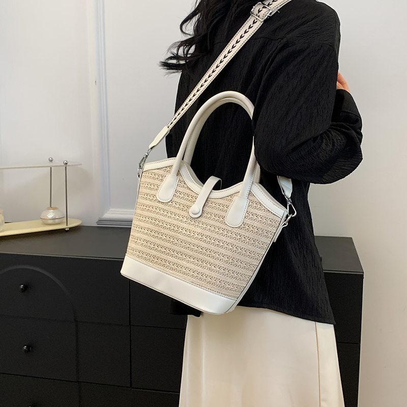 Women's Medium Straw Solid Color Vacation Classic Style Weave Zipper Tote Bag display picture 13