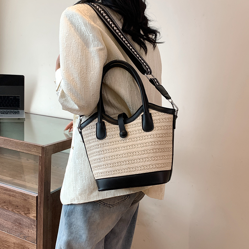 Women's Medium Straw Solid Color Vacation Classic Style Weave Zipper Tote Bag display picture 7