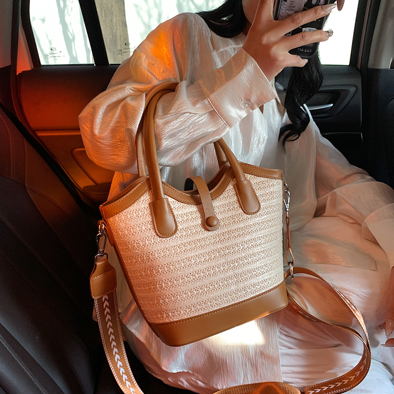 Women's Medium Straw Solid Color Vacation Classic Style Weave Zipper Tote Bag display picture 14