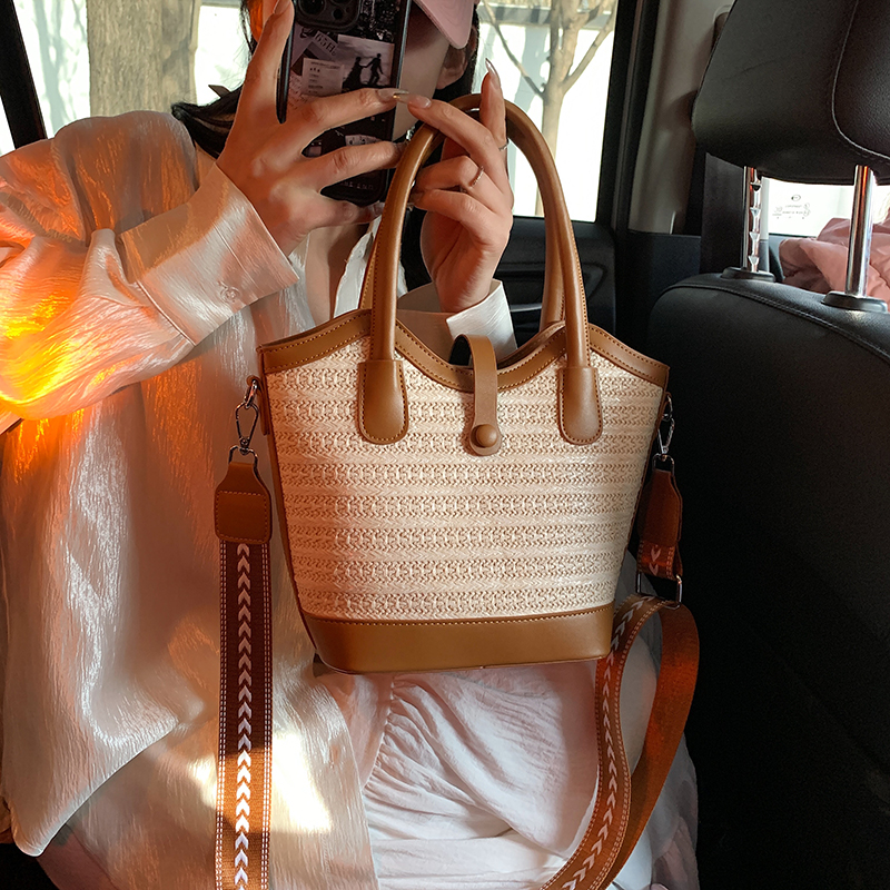 Women's Medium Straw Solid Color Vacation Classic Style Weave Zipper Tote Bag display picture 9