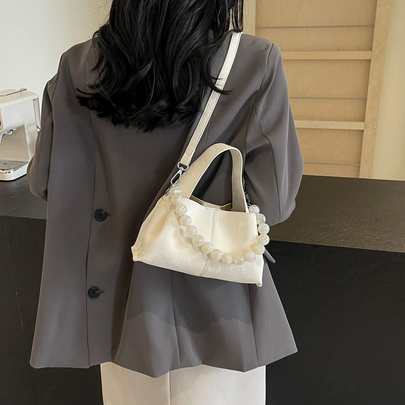 Femmes Moyen Faux Cuir Couleur Unie Style Vintage Style Classique Perlage Boucle Magnétique Sac À Main display picture 4