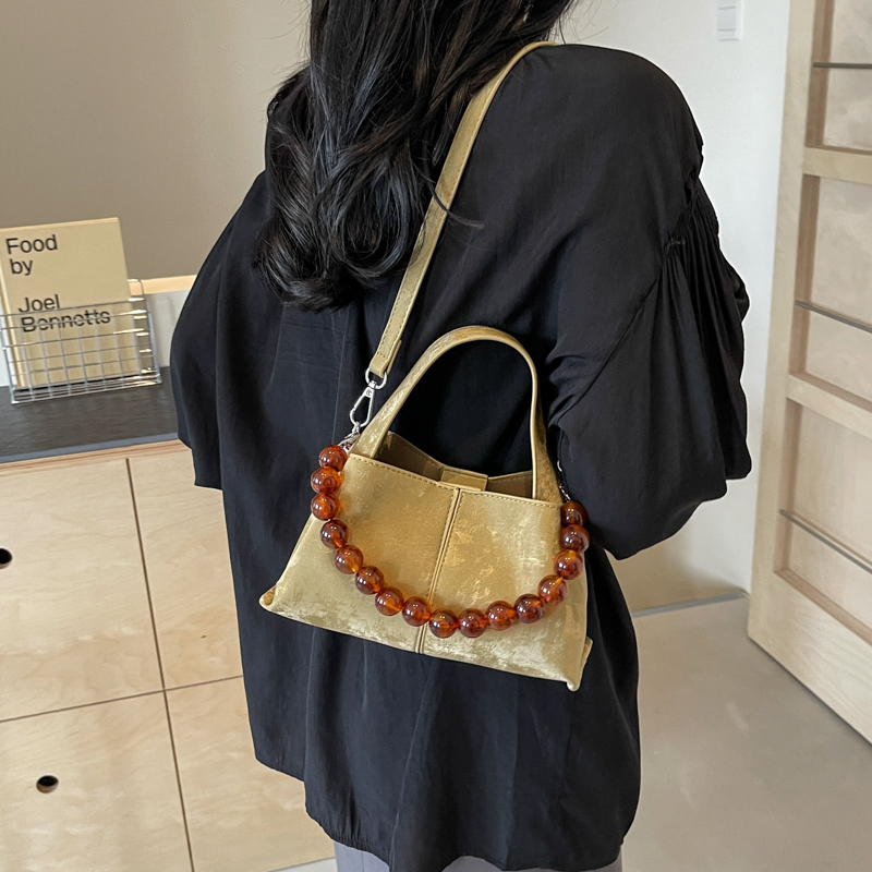 Femmes Moyen Faux Cuir Couleur Unie Style Vintage Style Classique Perlage Boucle Magnétique Sac À Main display picture 16