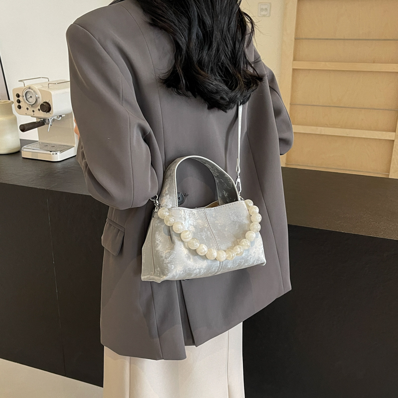 Femmes Moyen Faux Cuir Couleur Unie Style Vintage Style Classique Perlage Boucle Magnétique Sac À Main display picture 10