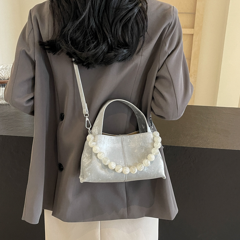 Femmes Moyen Faux Cuir Couleur Unie Style Vintage Style Classique Perlage Boucle Magnétique Sac À Main display picture 8