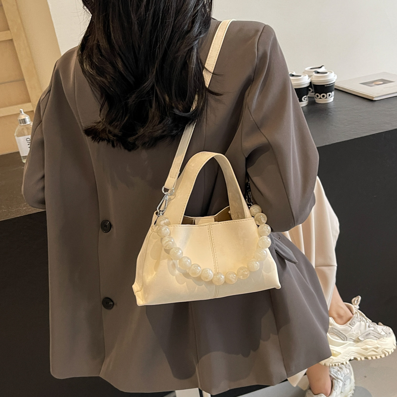 Femmes Moyen Faux Cuir Couleur Unie Style Vintage Style Classique Perlage Boucle Magnétique Sac À Main display picture 7