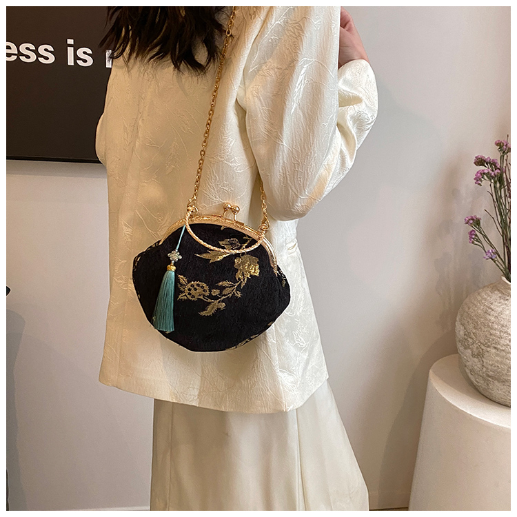 Women's Medium Cloth Solid Color Elegant Vintage Style Sewing Thread Lock Clasp Crossbody Bag display picture 17