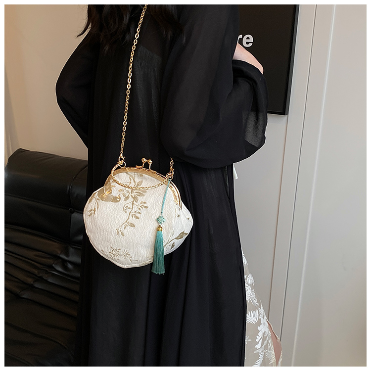 Women's Medium Cloth Solid Color Elegant Vintage Style Sewing Thread Lock Clasp Crossbody Bag display picture 10