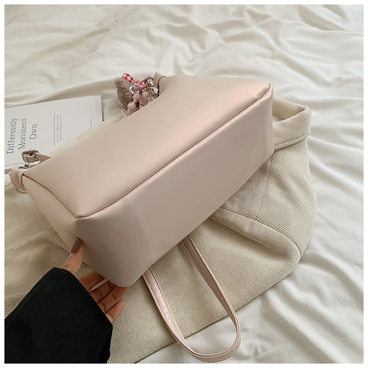 Women's Medium Pu Leather Solid Color Basic Classic Style Sewing Thread Zipper Underarm Bag display picture 2
