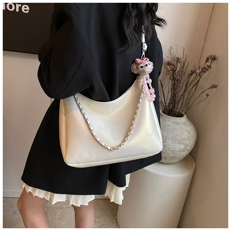 Women's Medium Pu Leather Solid Color Basic Classic Style Sewing Thread Zipper Underarm Bag display picture 12