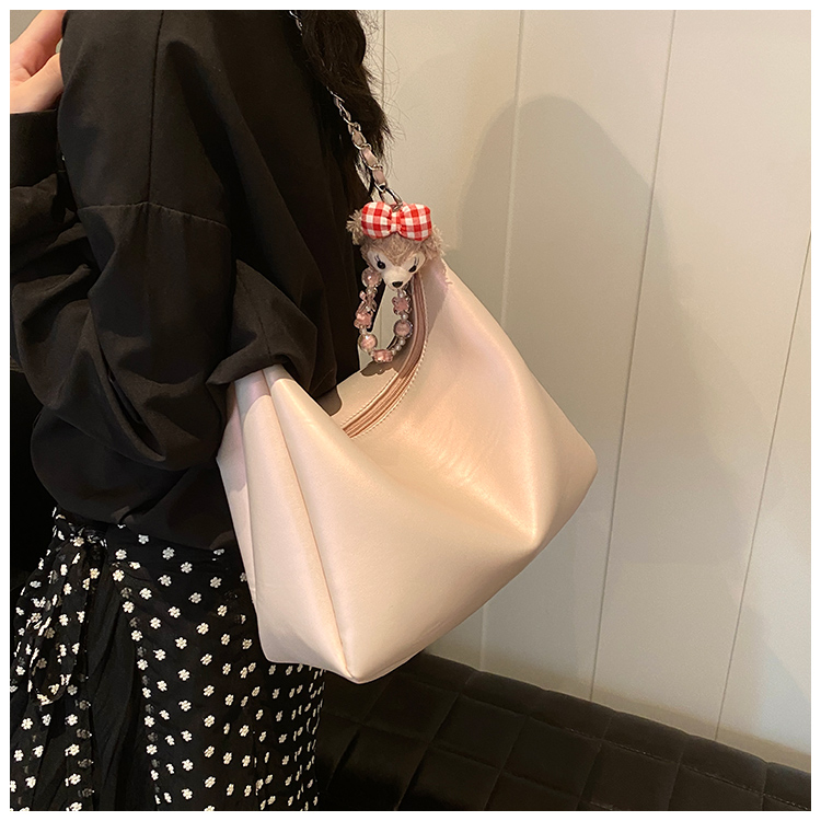 Women's Medium Pu Leather Solid Color Basic Classic Style Sewing Thread Zipper Underarm Bag display picture 16