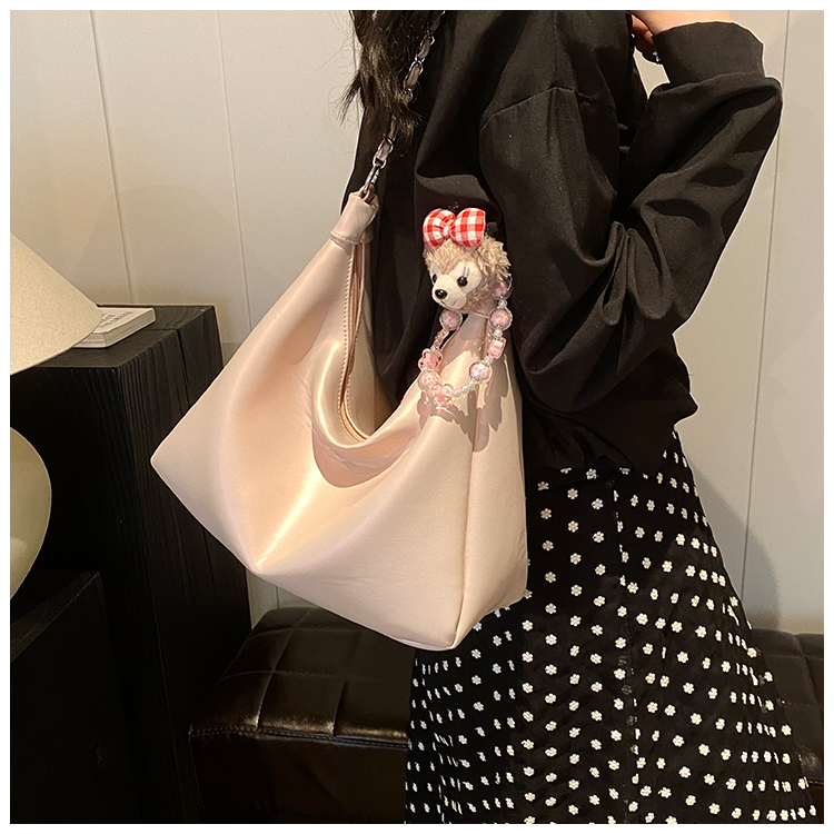 Women's Medium Pu Leather Solid Color Basic Classic Style Sewing Thread Zipper Underarm Bag display picture 15
