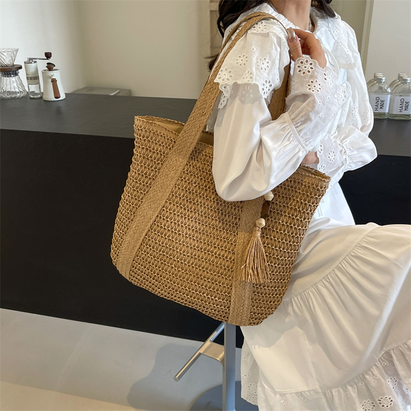 Women's Medium Straw Solid Color Vacation Beach Weave Zipper Shoulder Bag display picture 2
