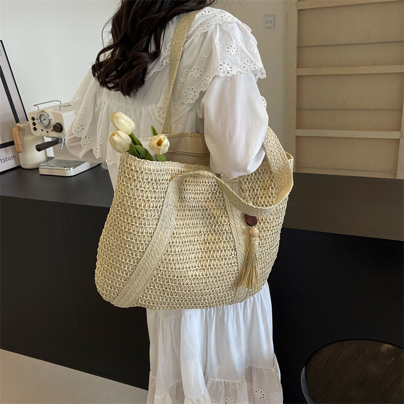Women's Medium Straw Solid Color Vacation Beach Weave Zipper Shoulder Bag display picture 1