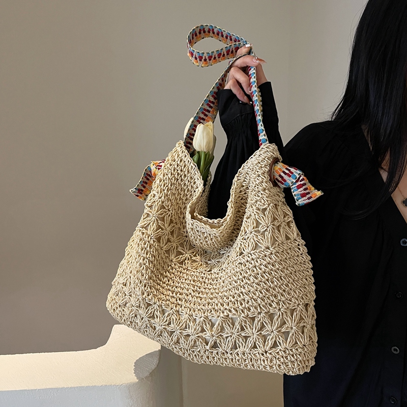 Women's Medium Straw Solid Color Vacation Beach Weave Square Magnetic Buckle Shoulder Bag display picture 2