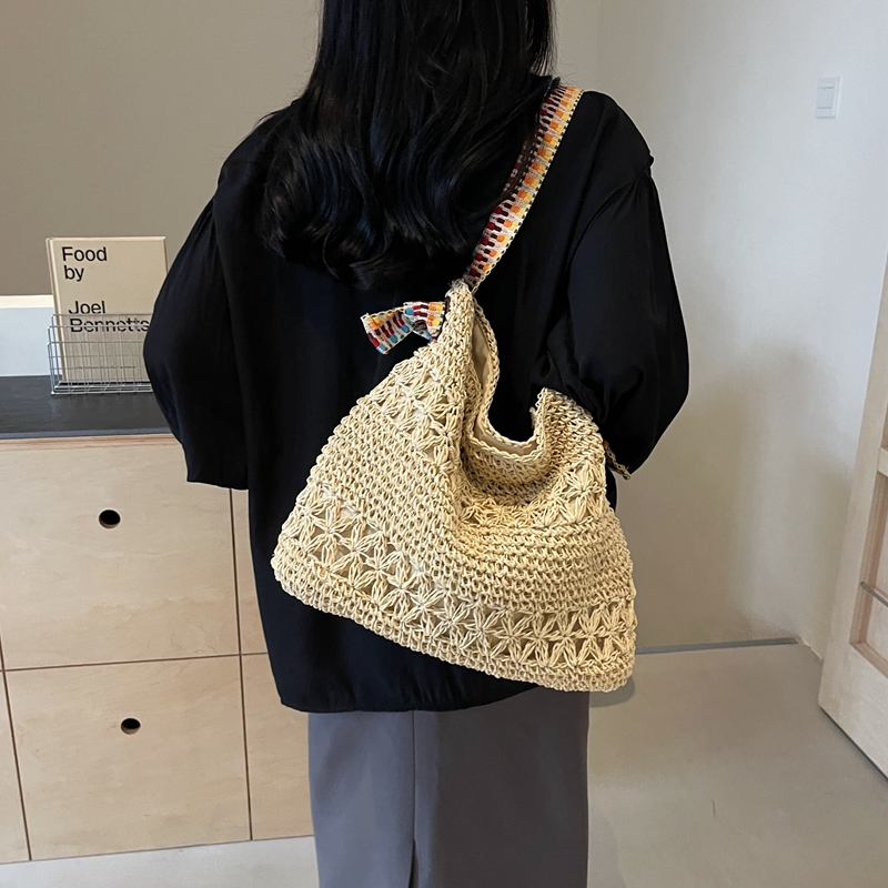 Women's Medium Straw Solid Color Vacation Beach Weave Square Magnetic Buckle Shoulder Bag display picture 1