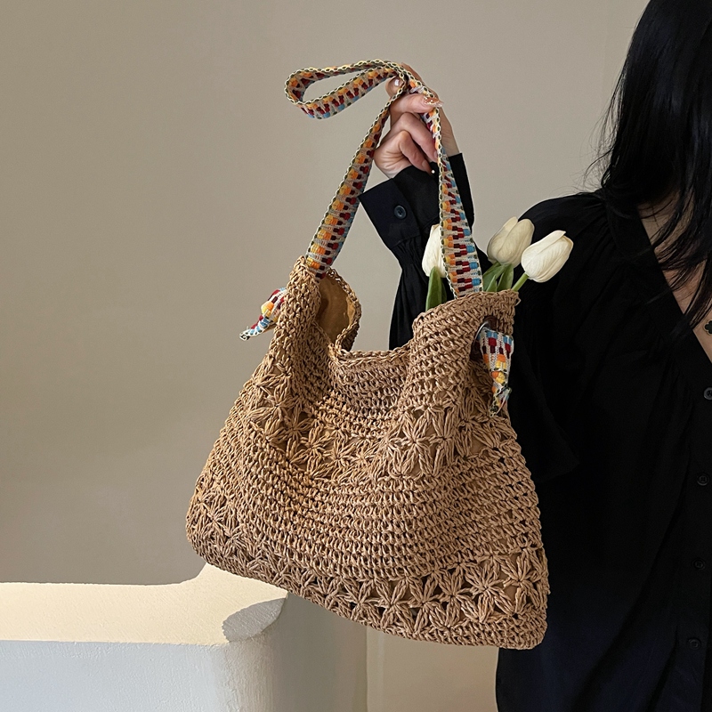 Women's Medium Straw Solid Color Vacation Beach Weave Square Magnetic Buckle Shoulder Bag display picture 5