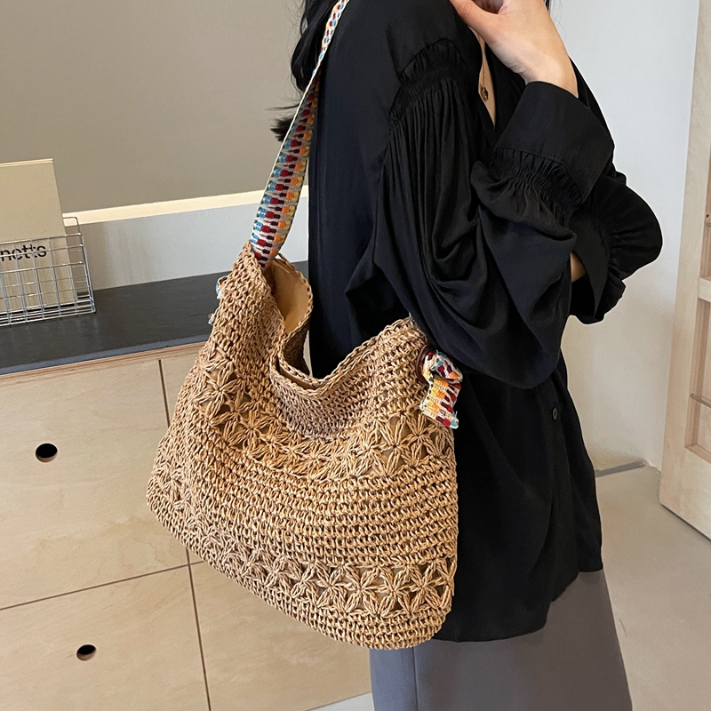 Women's Medium Straw Solid Color Vacation Beach Weave Square Magnetic Buckle Shoulder Bag display picture 3