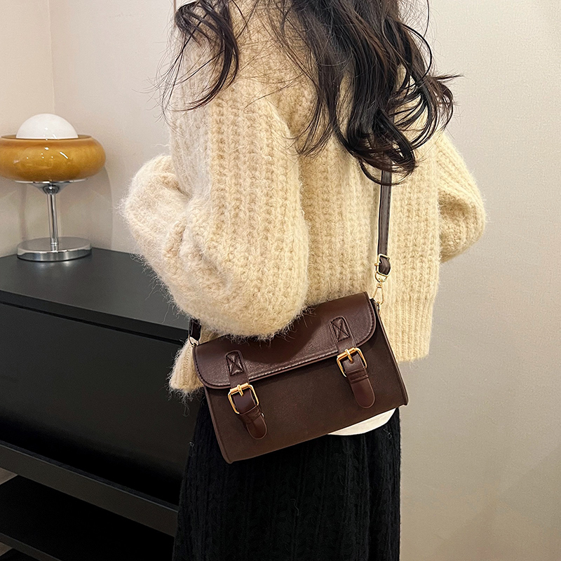 Women's Medium Pu Leather Solid Color Vintage Style Classic Style Flip Cover Crossbody Bag display picture 9