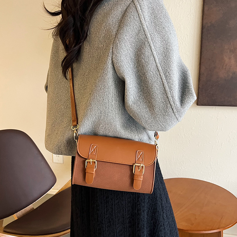 Women's Medium Pu Leather Solid Color Vintage Style Classic Style Flip Cover Crossbody Bag display picture 5