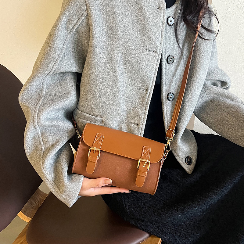 Women's Medium Pu Leather Solid Color Vintage Style Classic Style Flip Cover Crossbody Bag display picture 7