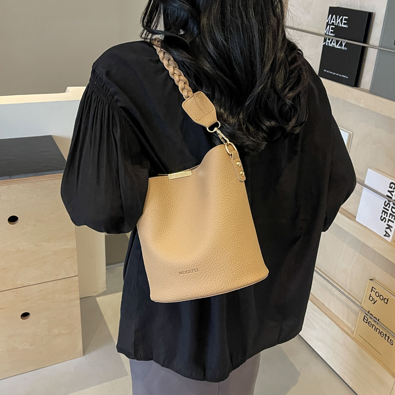 Women's Medium Pu Leather Solid Color Vintage Style Classic Style Magnetic Buckle Bucket Bag display picture 7