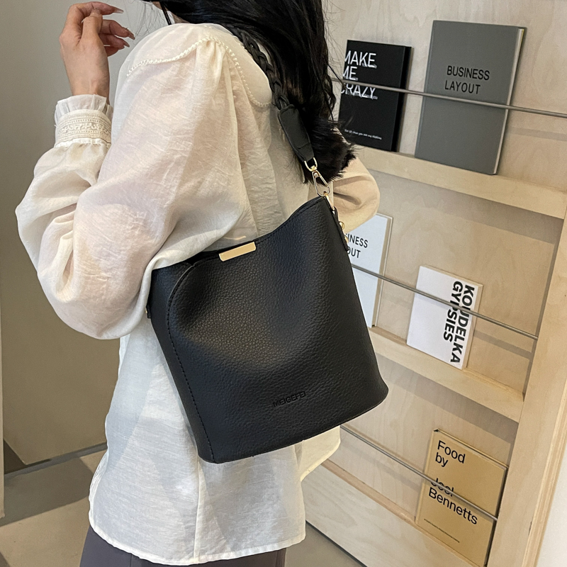 Women's Medium Pu Leather Solid Color Vintage Style Classic Style Magnetic Buckle Bucket Bag display picture 5