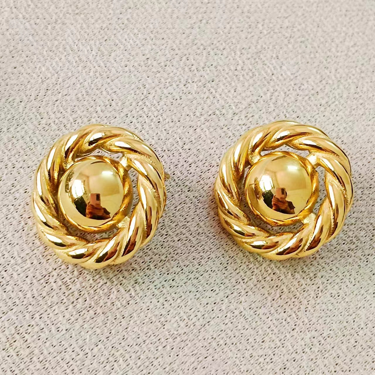 1 Pair Basic Modern Style Classic Style Round Solid Color Plating 304 Stainless Steel Metal 18K Gold Plated Ear Studs display picture 5