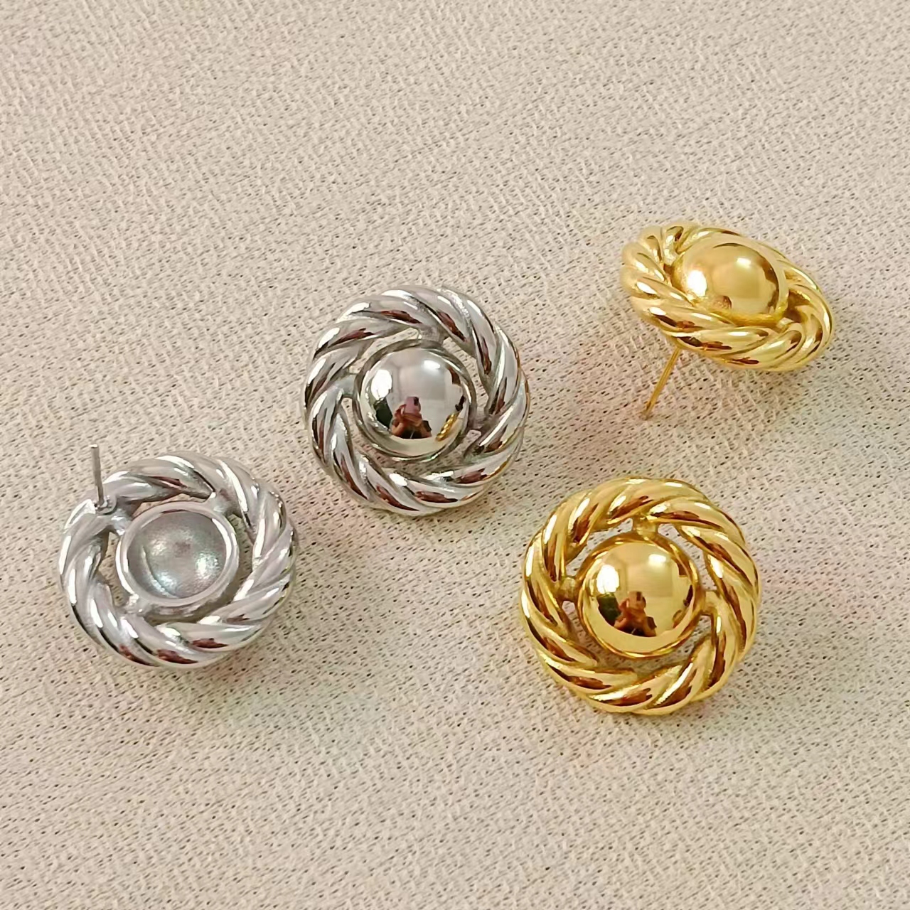 1 Par Básico Estilo Moderno Estilo Clásico Ronda Color Sólido Enchapado Acero Inoxidable 304 Metal Chapados en oro de 18k Pendientes display picture 2