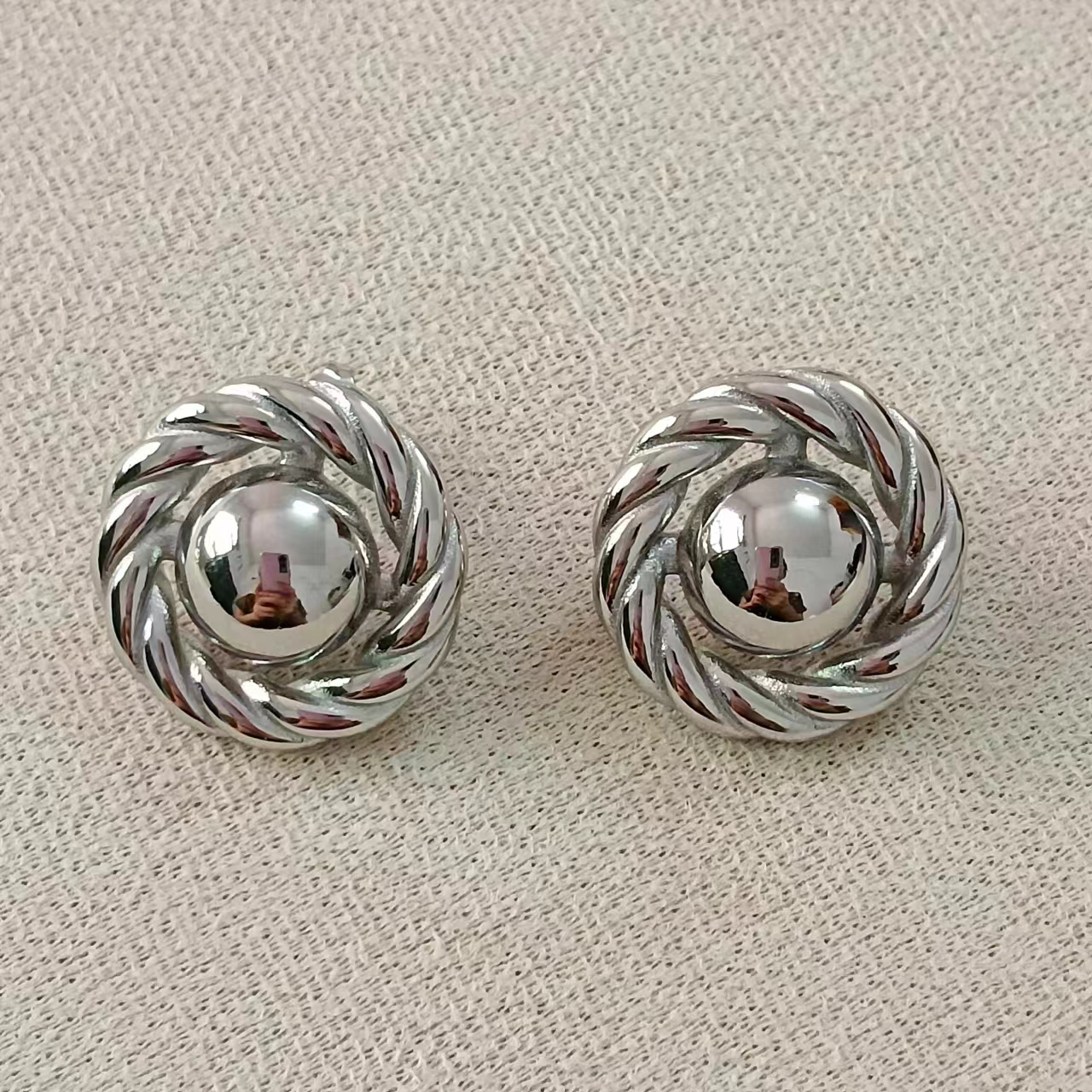 1 Pair Basic Modern Style Classic Style Round Solid Color Plating 304 Stainless Steel Metal 18K Gold Plated Ear Studs display picture 4
