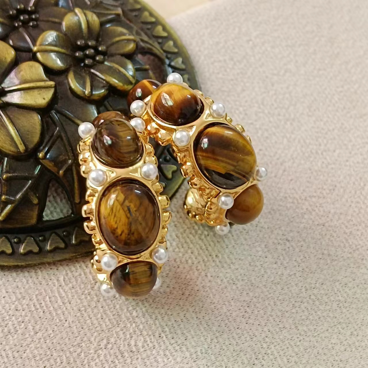 1 Paar Vintage-Stil Klassischer Stil C-Form Überzug Inlay Edelstahl 304 Künstliche Perlen Tigerauge 18 Karat Vergoldet Ohrringe display picture 1
