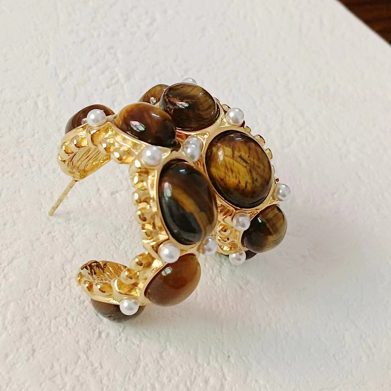 1 Pair Vintage Style Classic Style C Shape Plating Inlay 304 Stainless Steel Artificial Pearls Tiger Eye 18K Gold Plated Earrings display picture 2