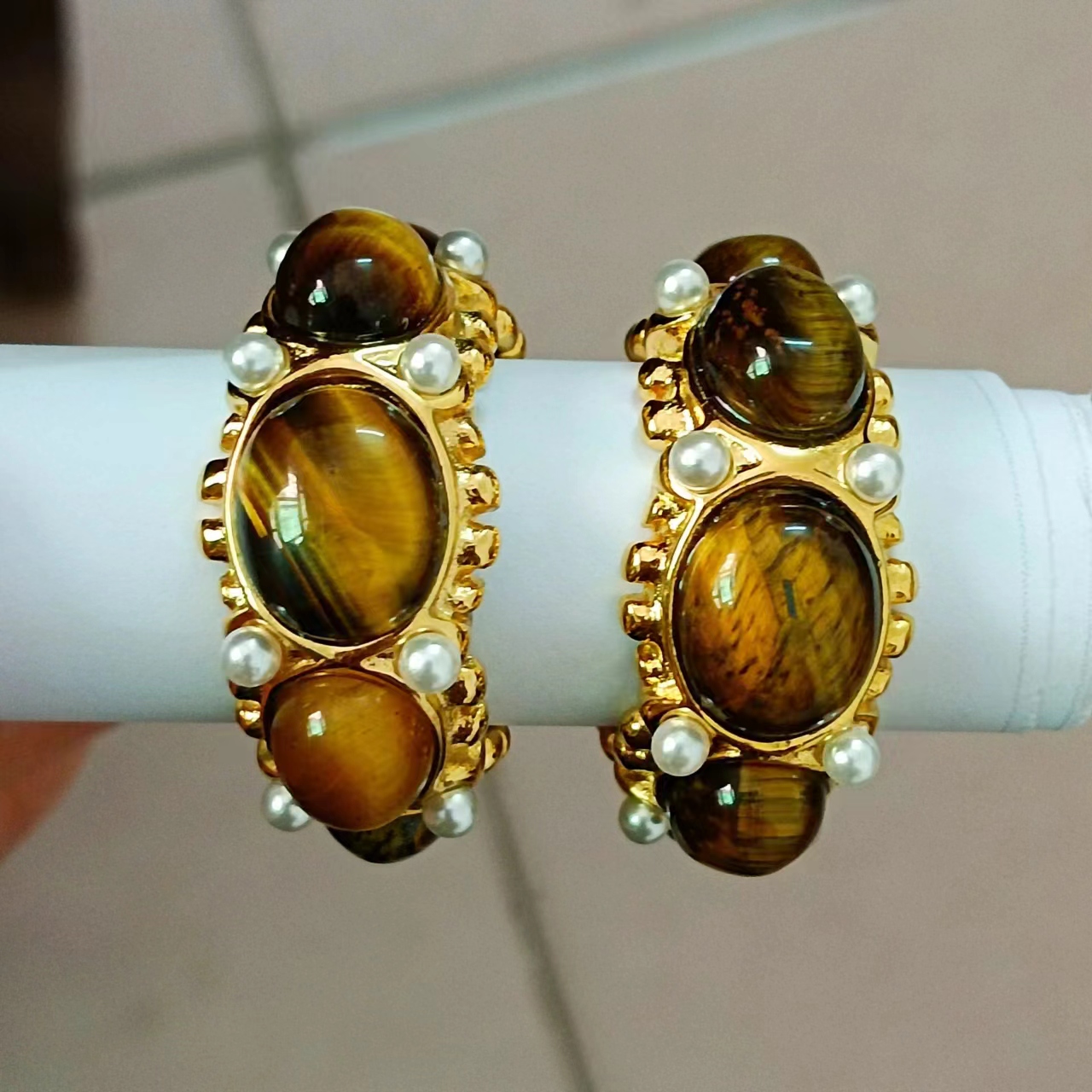 1 Pair Vintage Style Classic Style C Shape Plating Inlay 304 Stainless Steel Artificial Pearls Tiger Eye 18K Gold Plated Earrings display picture 5