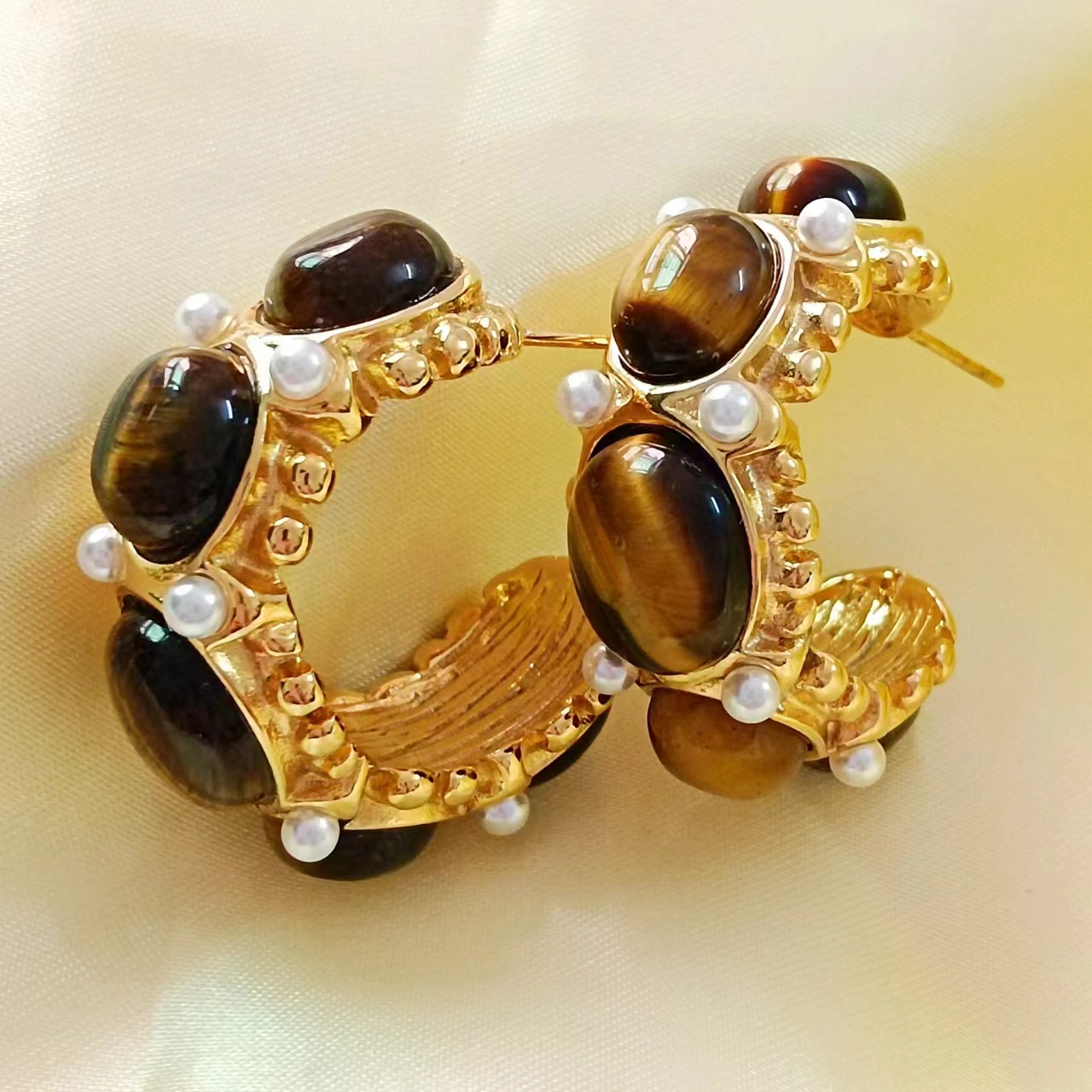 1 Par Estilo Vintage Estilo Clásico Forma De C Enchapado Embutido Acero Inoxidable 304 Perlas Artificiales Ojo De Tigre Chapados en oro de 18k Aretes display picture 4